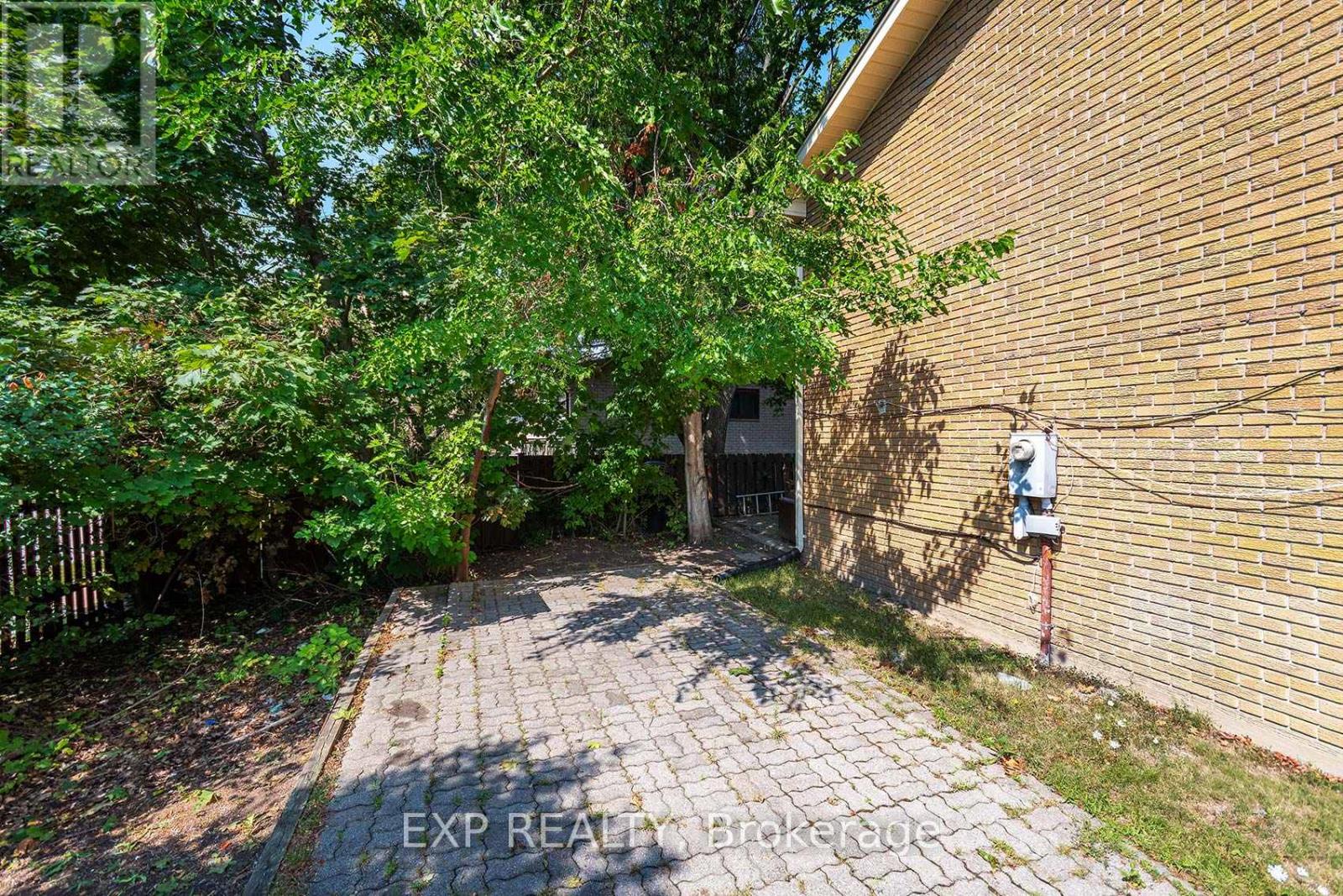 Photo 35 of 2 Roslyn Road, Barrie ON