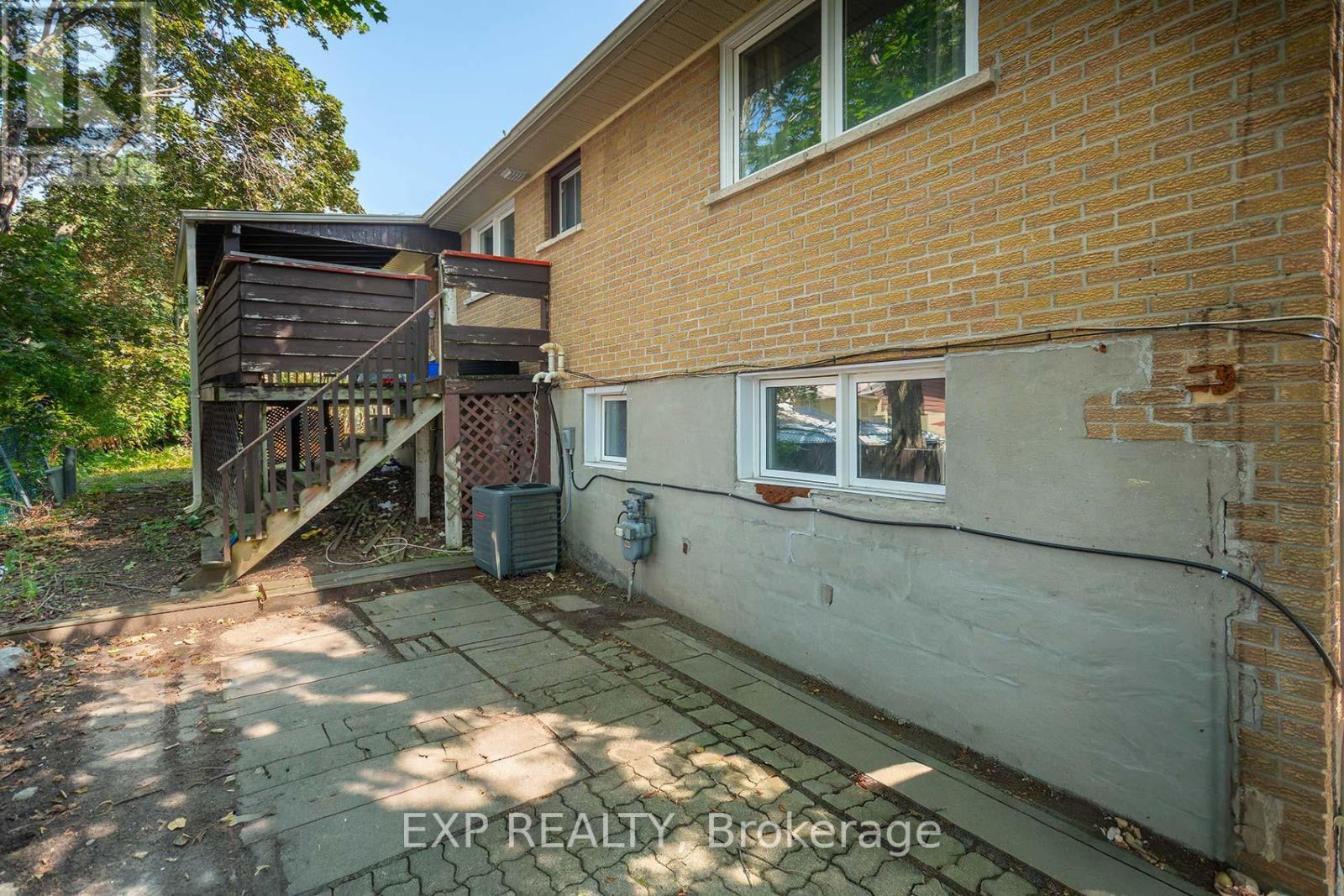Photo 11 of 2 Roslyn Road, Barrie ON
