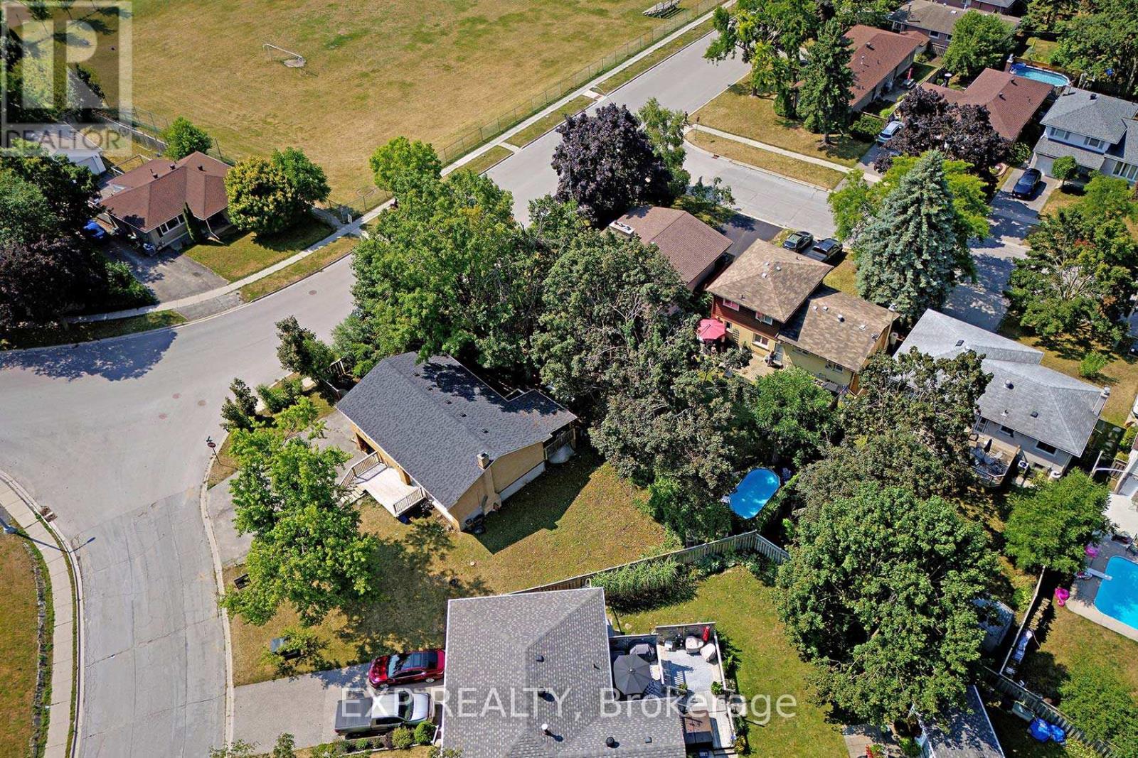 Photo 25 of 2 Roslyn Road, Barrie ON