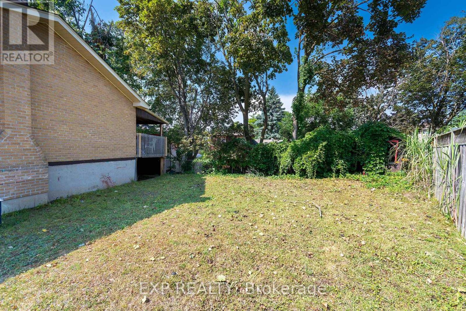 Photo 12 of 2 Roslyn Road, Barrie ON