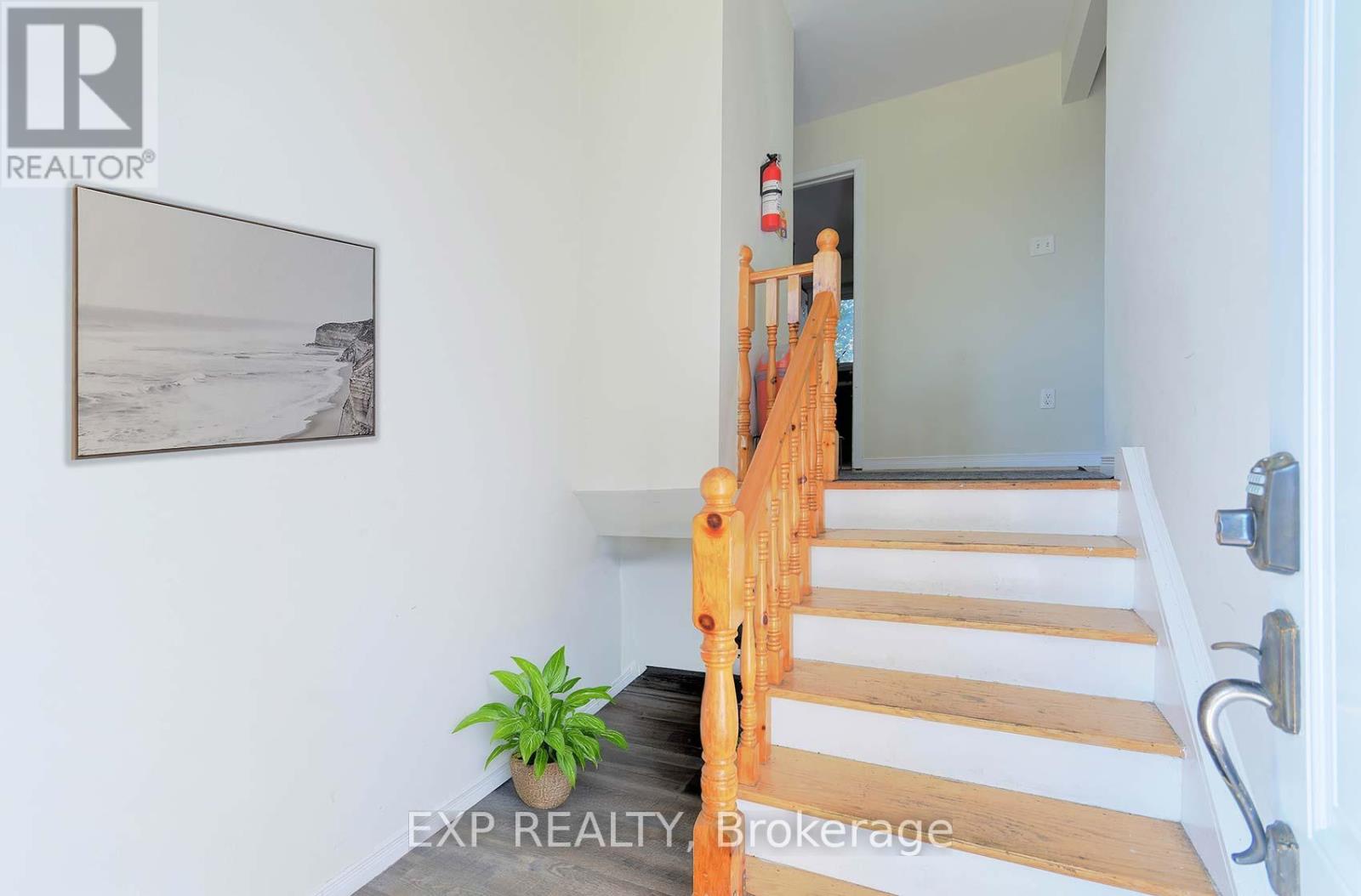 Photo 10 of 2 Roslyn Road, Barrie ON