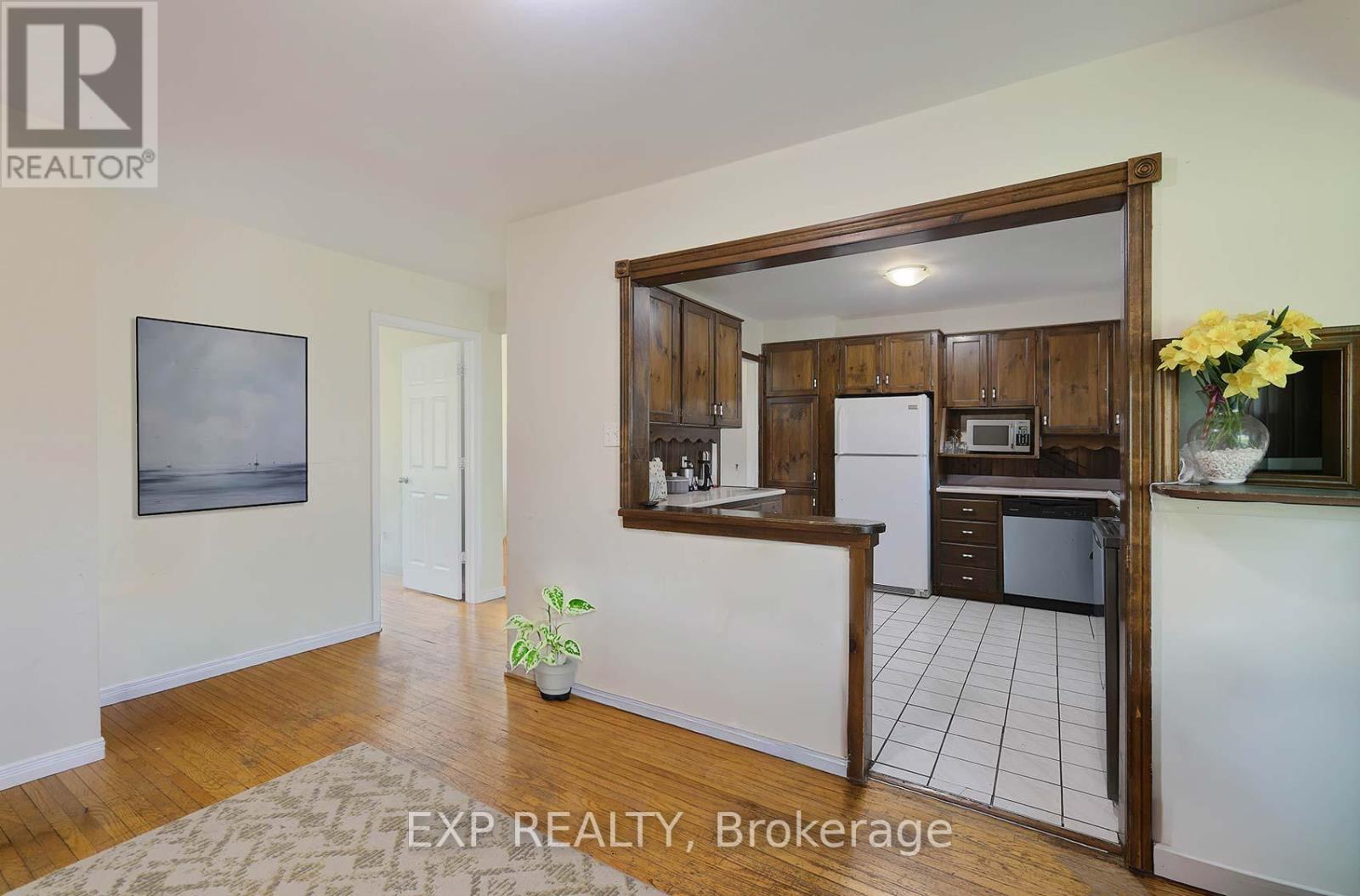 Photo 23 of 2 Roslyn Road, Barrie ON