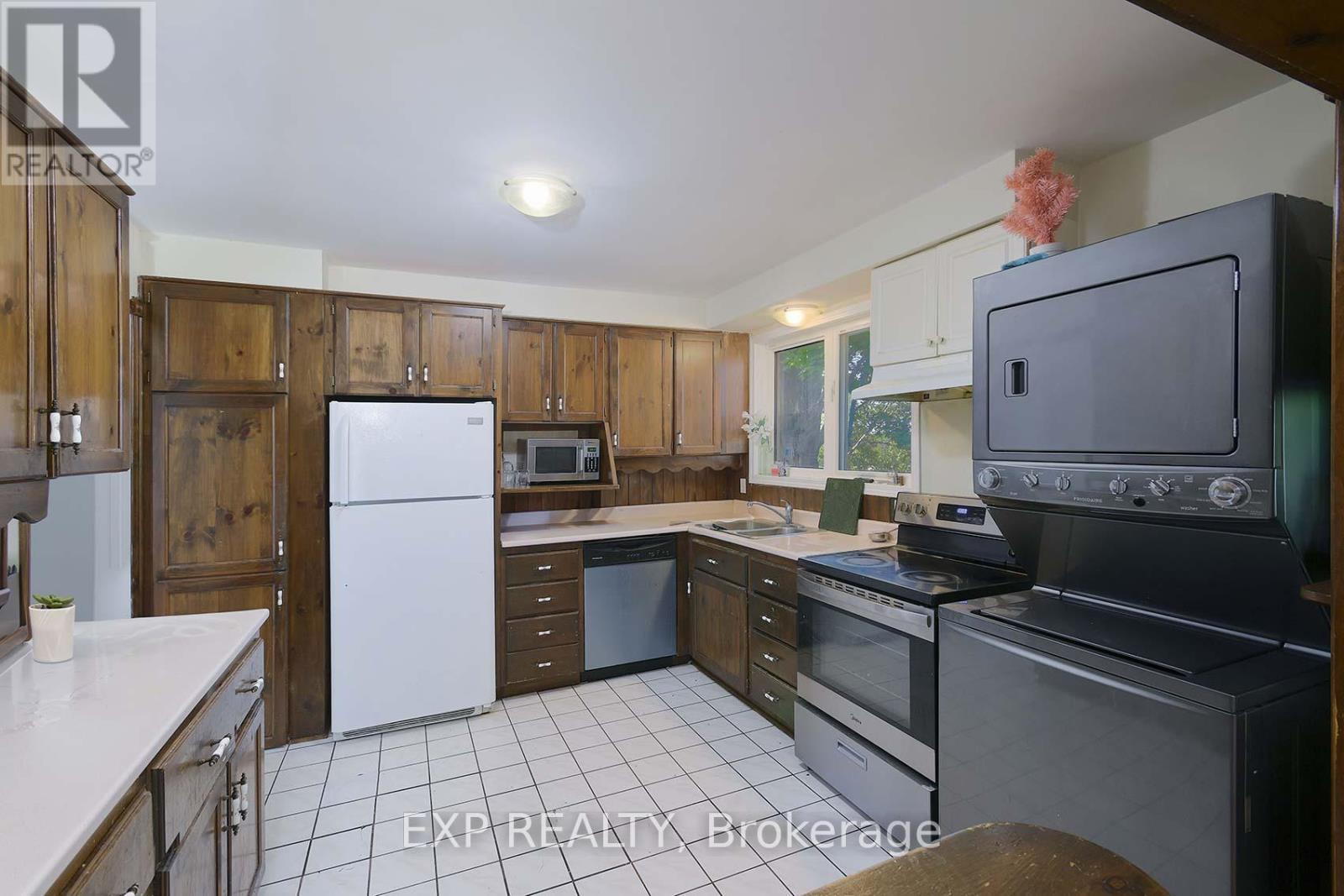 Photo 3 of 2 Roslyn Road, Barrie ON