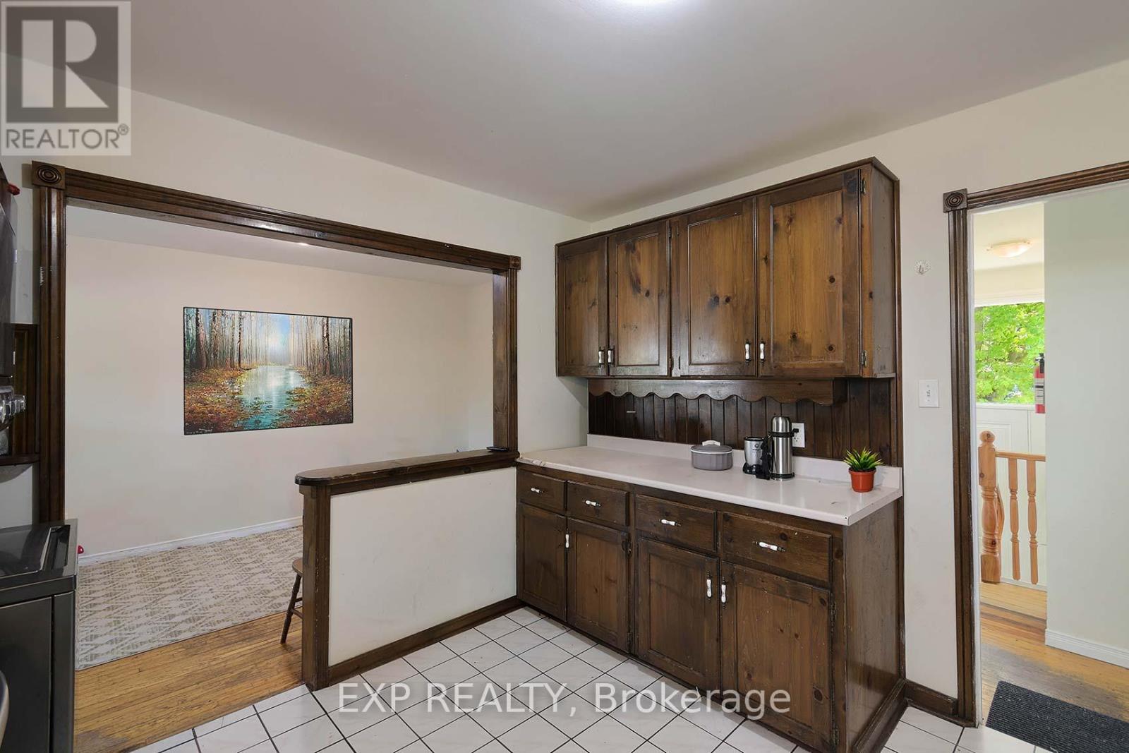 Photo 14 of 2 Roslyn Road, Barrie ON