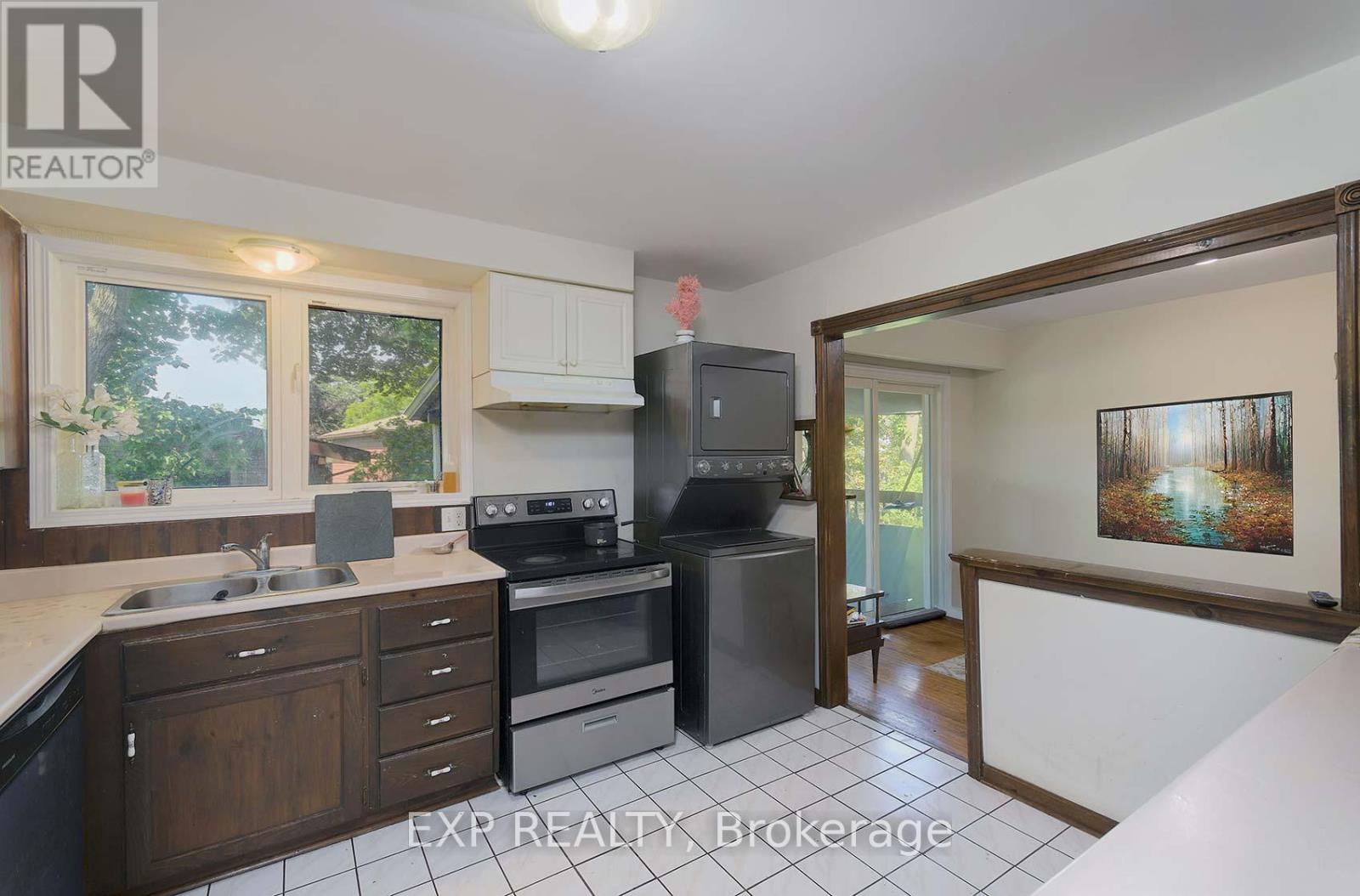 Photo 26 of 2 Roslyn Road, Barrie ON