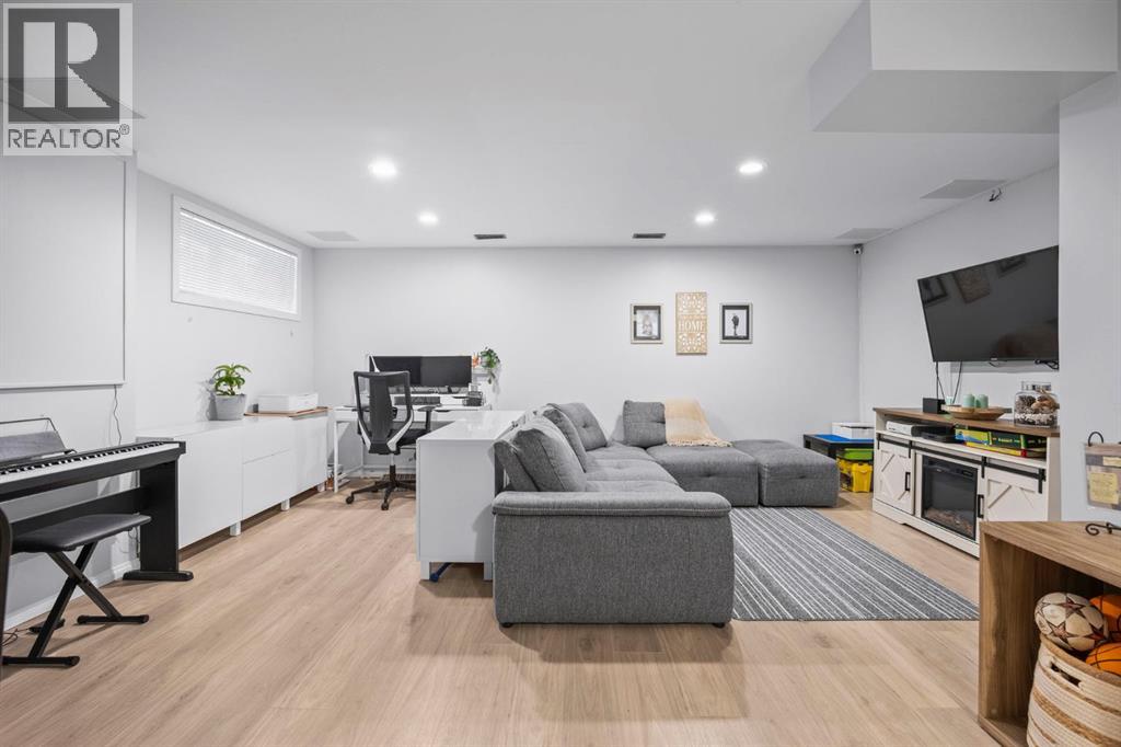 Single Family House for Sale in  Covemeadow Close NE Coventry Hills Calgary 