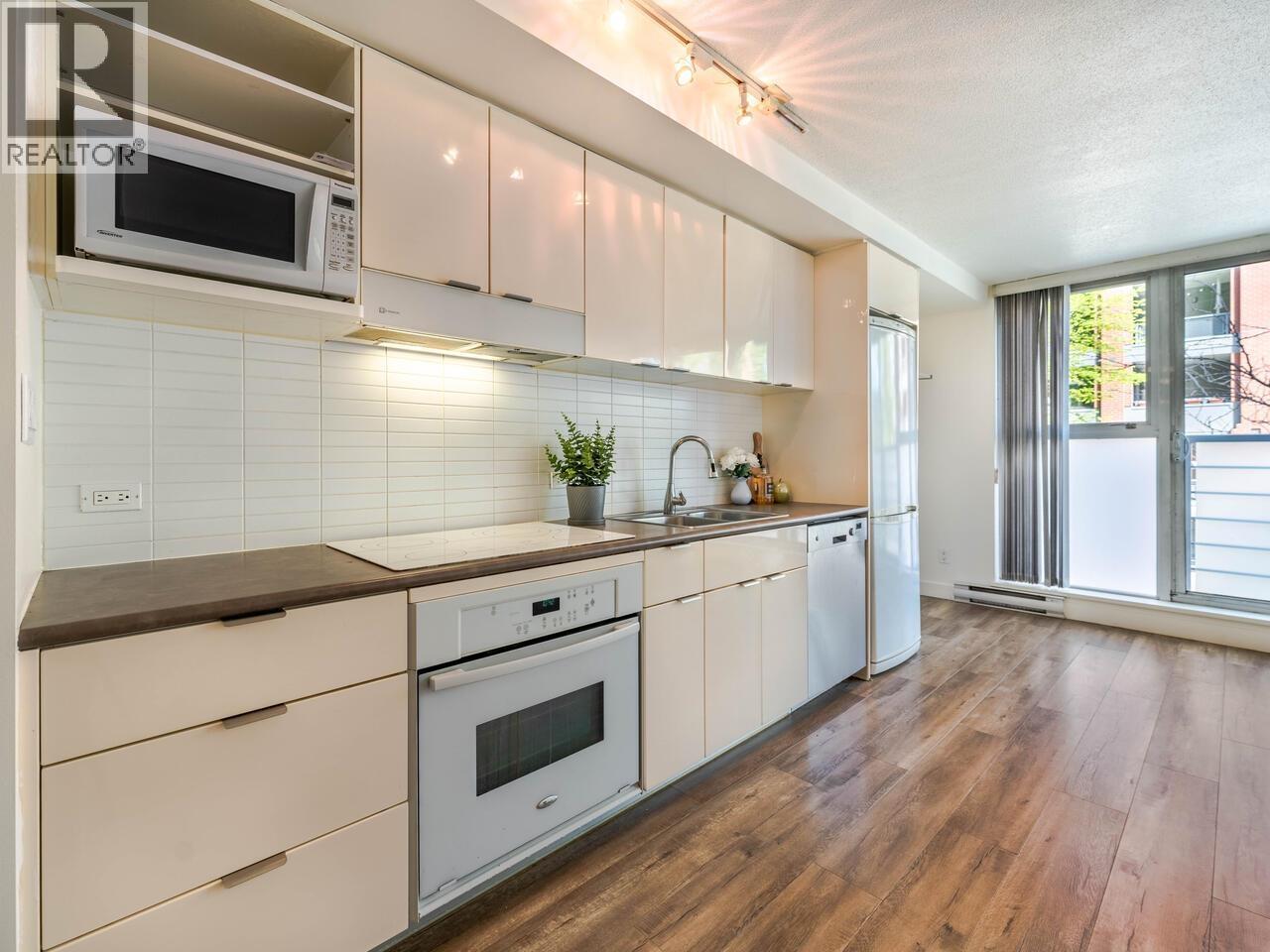 Photo 6 of 209 168 Powell Street, Vancouver BC