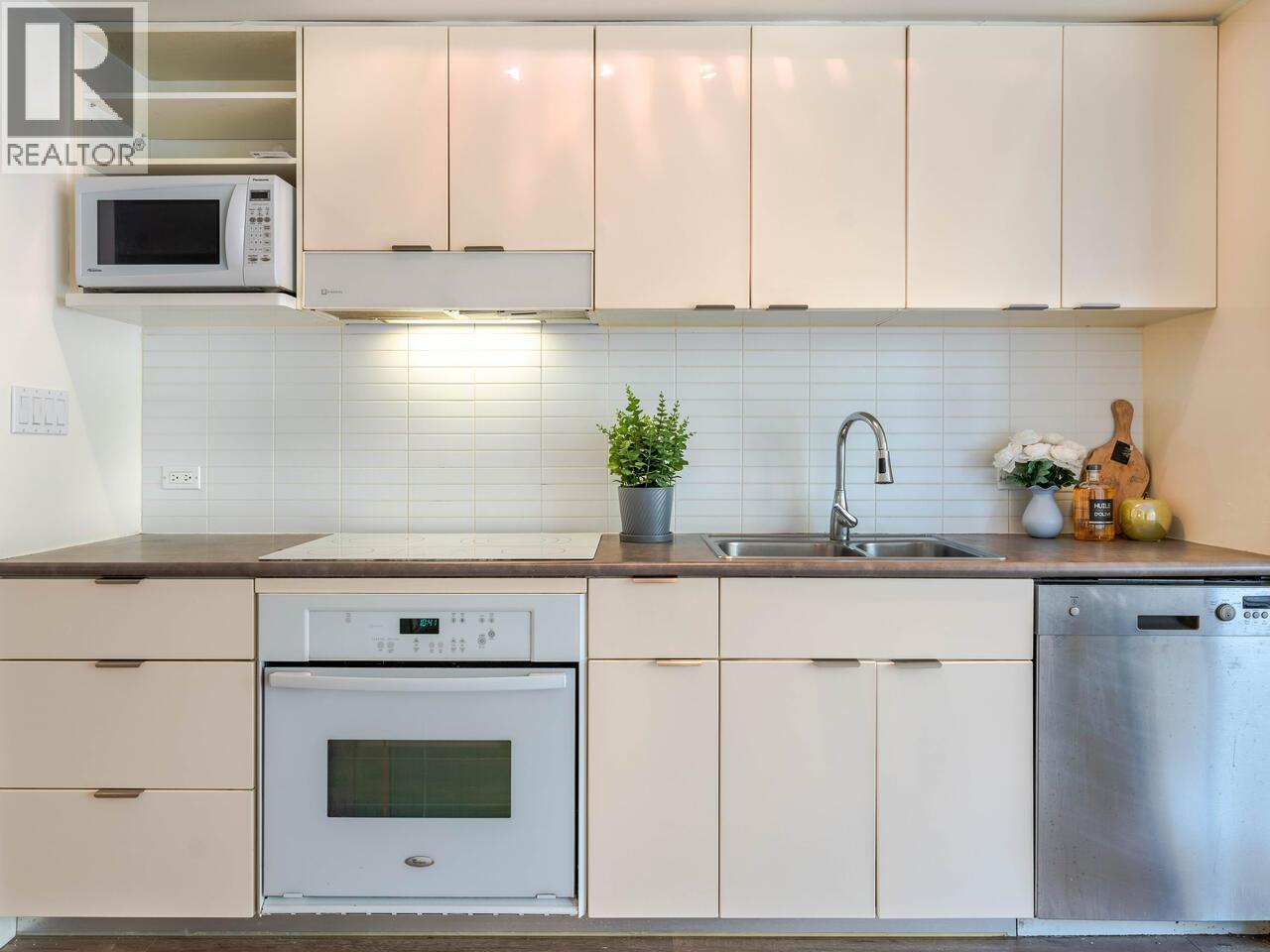 Photo 5 of 209 168 Powell Street, Vancouver BC