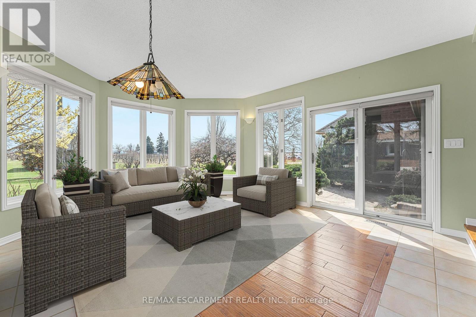 Photo 4 of 3503 Lakeshore Road, Lincoln ON