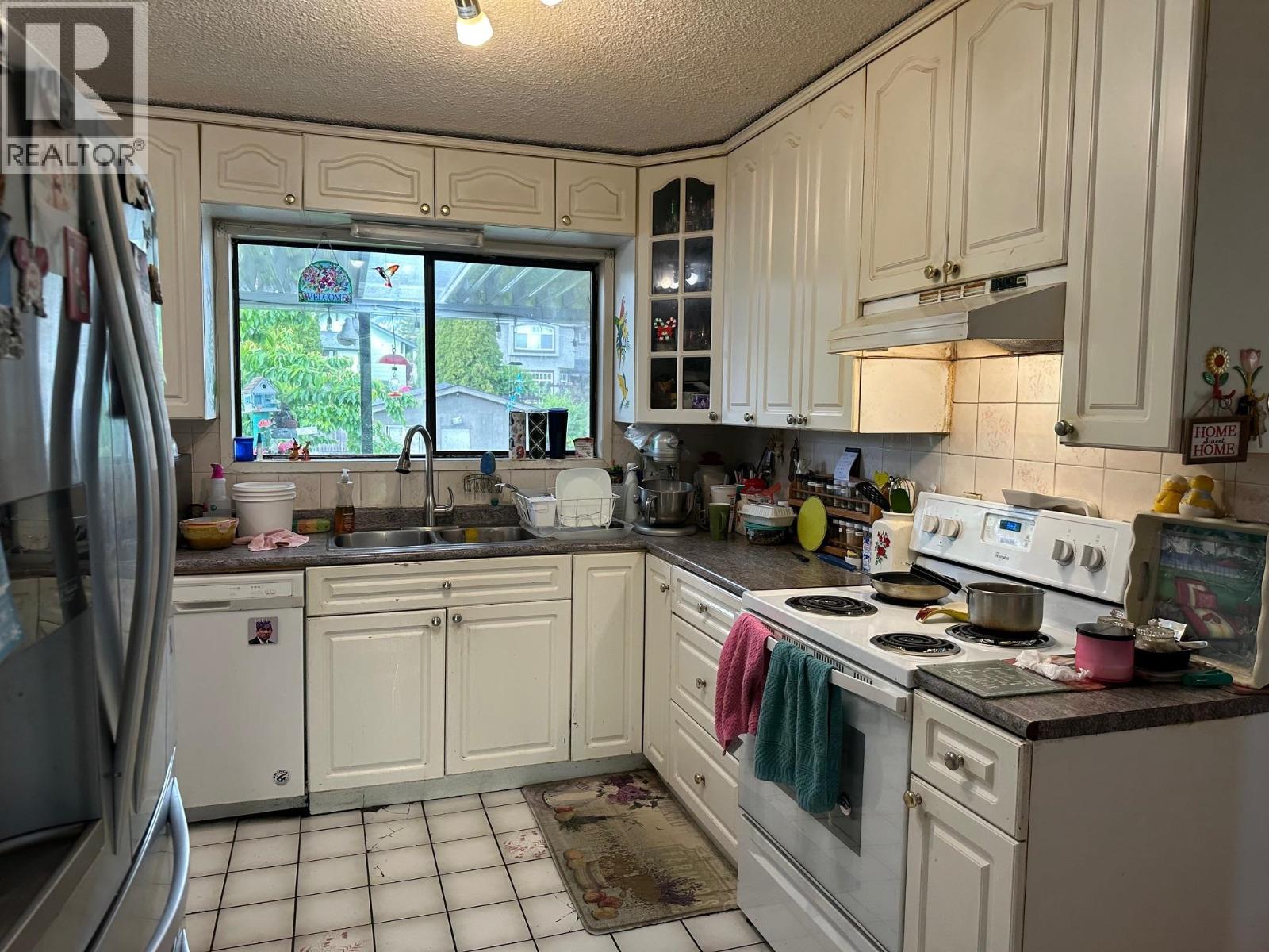 Photo 2 of 332 W 14th Street, North Vancouver BC