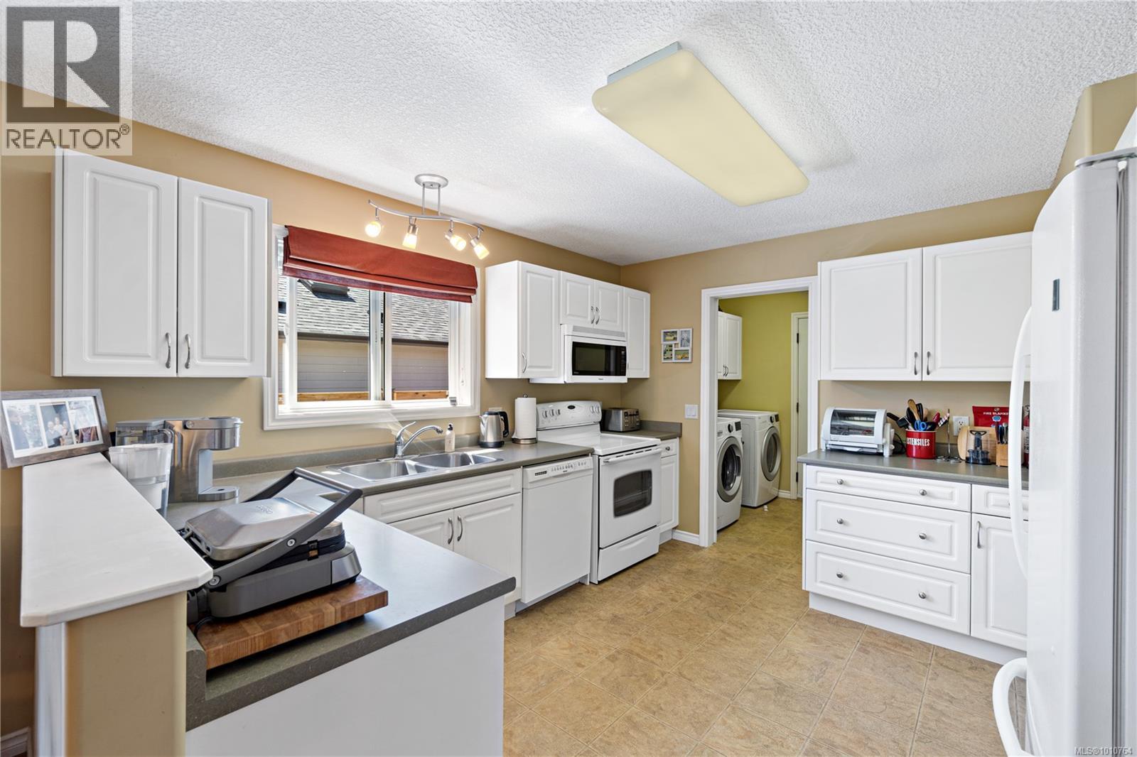 Photo 13 of 3975 Magnolia Dr, Nanaimo BC