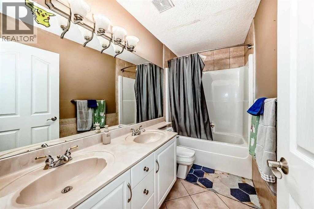 Single Family House for Sale in  Simcoe Close SW Signal Hill Calgary 