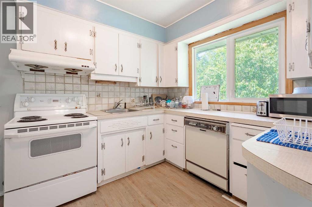 Single Family House Bi-level for Sale in  Blakiston Drive NW Brentwood Calgary 