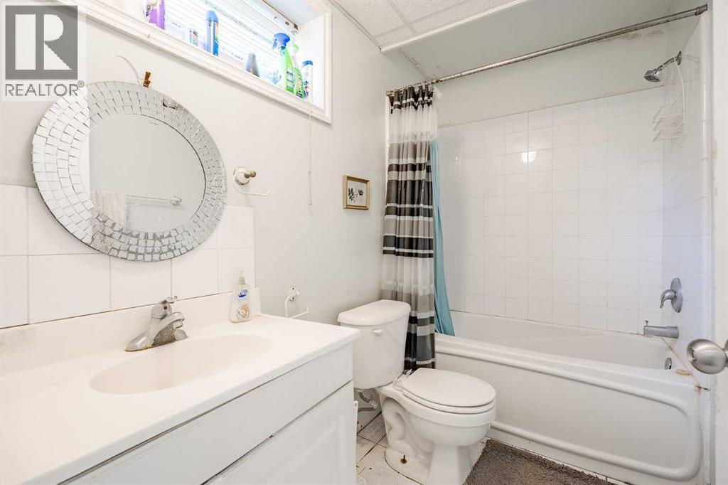 Single Family House Bi-level for Sale in  Blakiston Drive NW Brentwood Calgary 