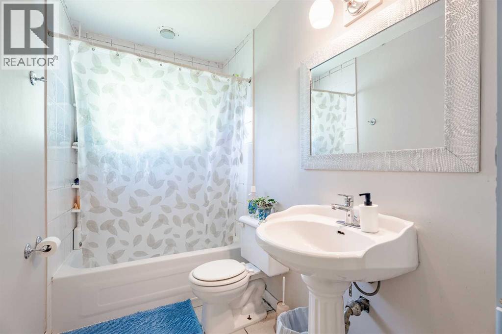 Single Family House Bi-level for Sale in  Blakiston Drive NW Brentwood Calgary 