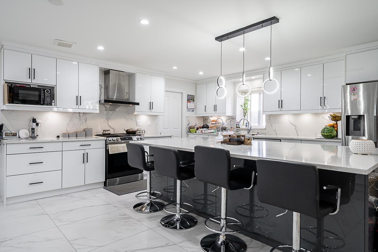 Photo 4 of 8736 140 A Street, Surrey BC