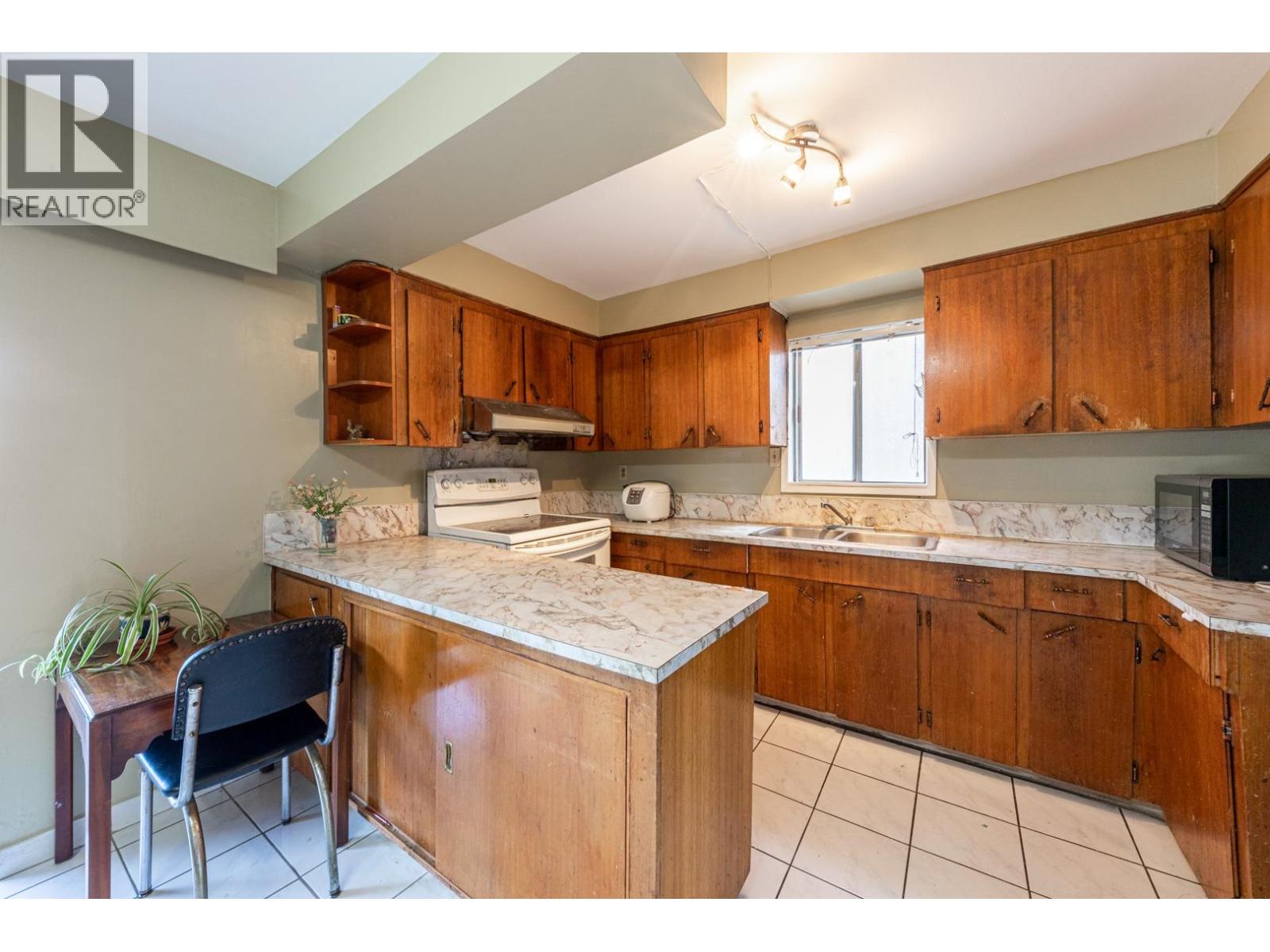 Photo 8 of 4005 Alice Street, Vancouver BC