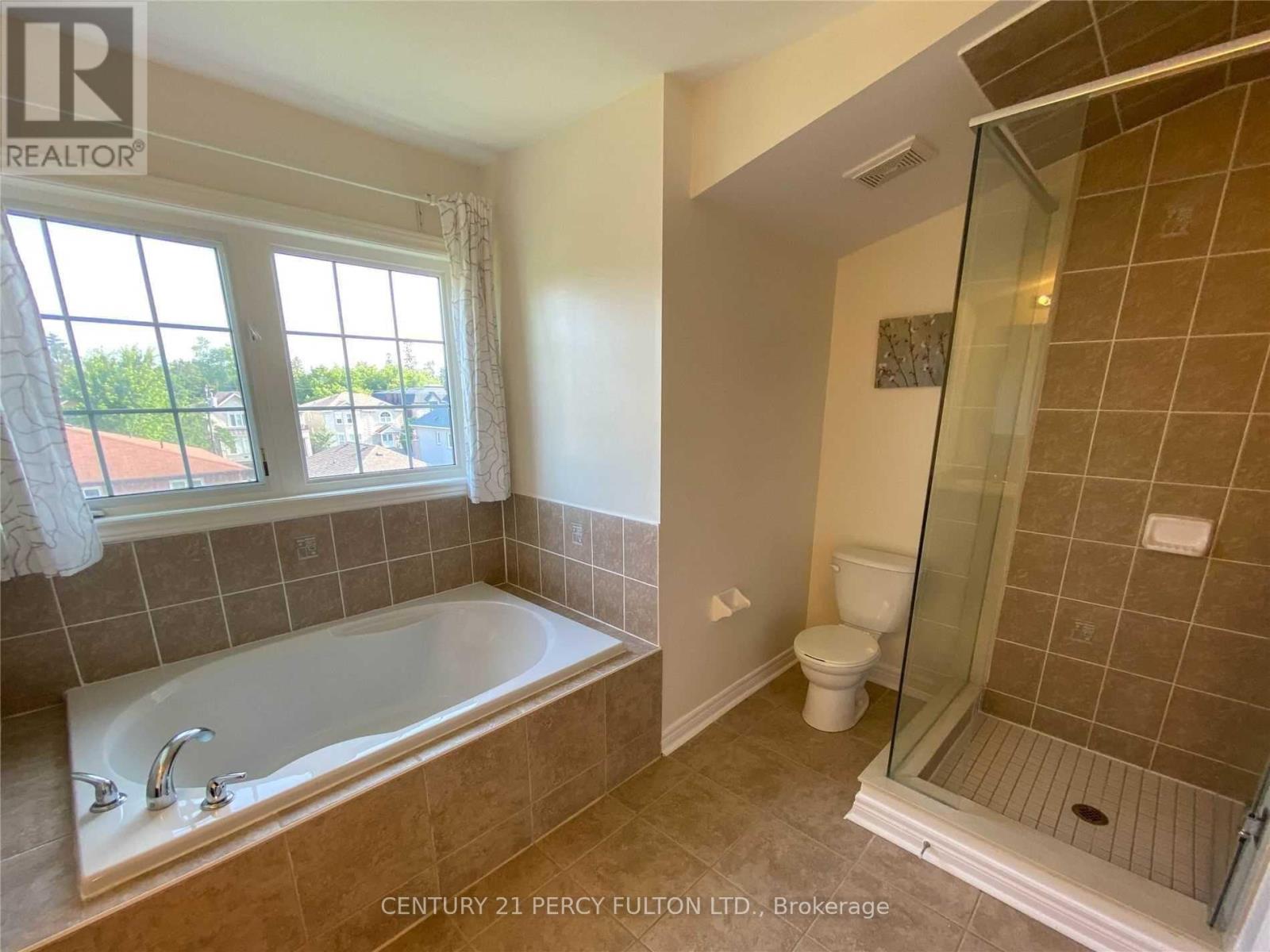 Photo 11 of 169 E Finch Avenue E, Toronto ON