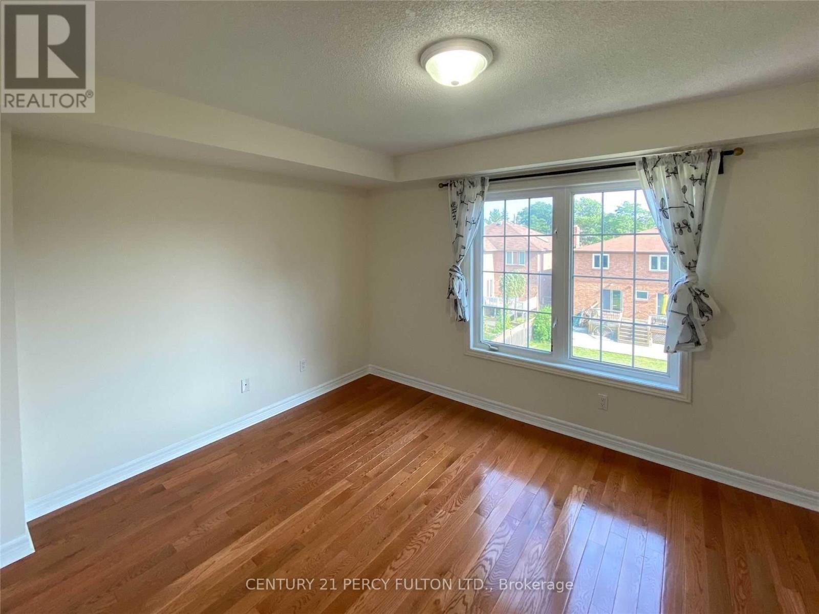Photo 3 of 169 E Finch Avenue E, Toronto ON