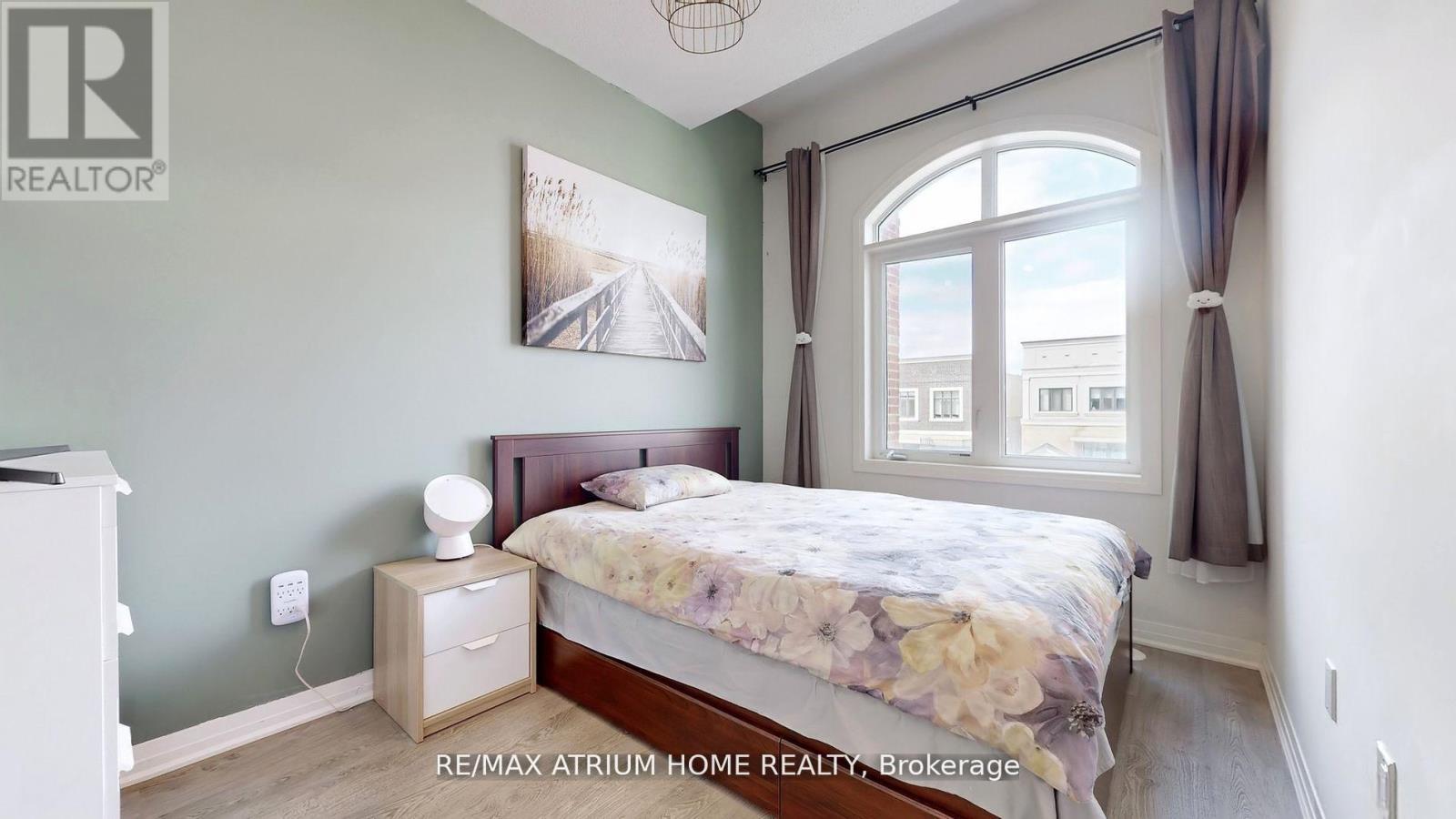 Photo 7 of 143 Arianna Crescent W, Vaughan ON