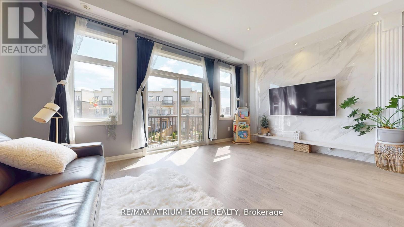 Photo 5 of 143 Arianna Crescent W, Vaughan ON