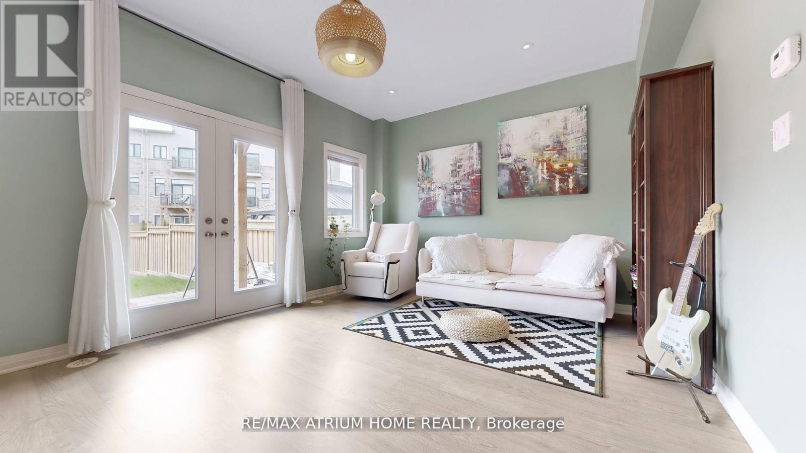 Photo 3 of 143 Arianna Crescent W, Vaughan ON