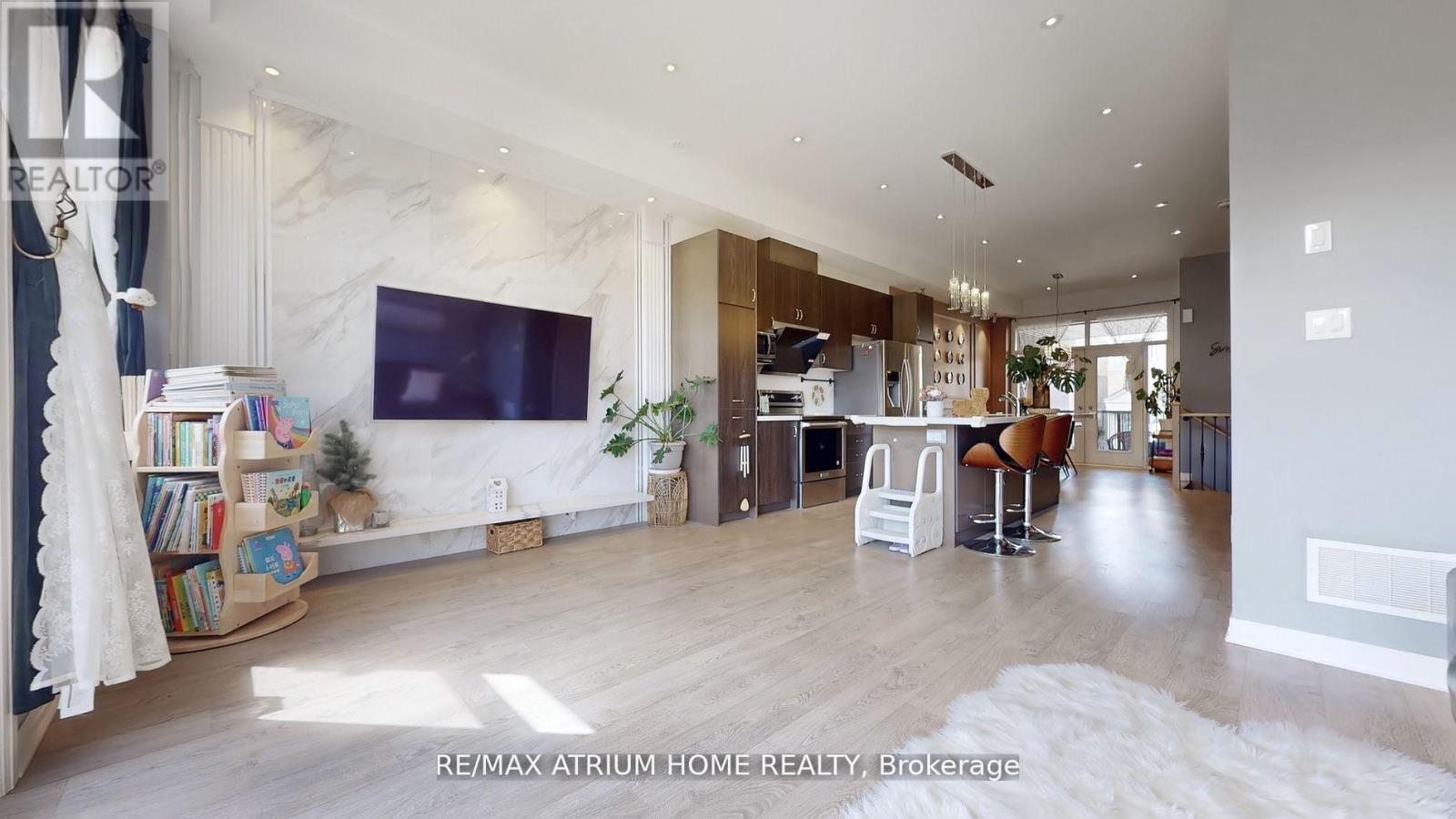 Photo 8 of 143 Arianna Crescent W, Vaughan ON