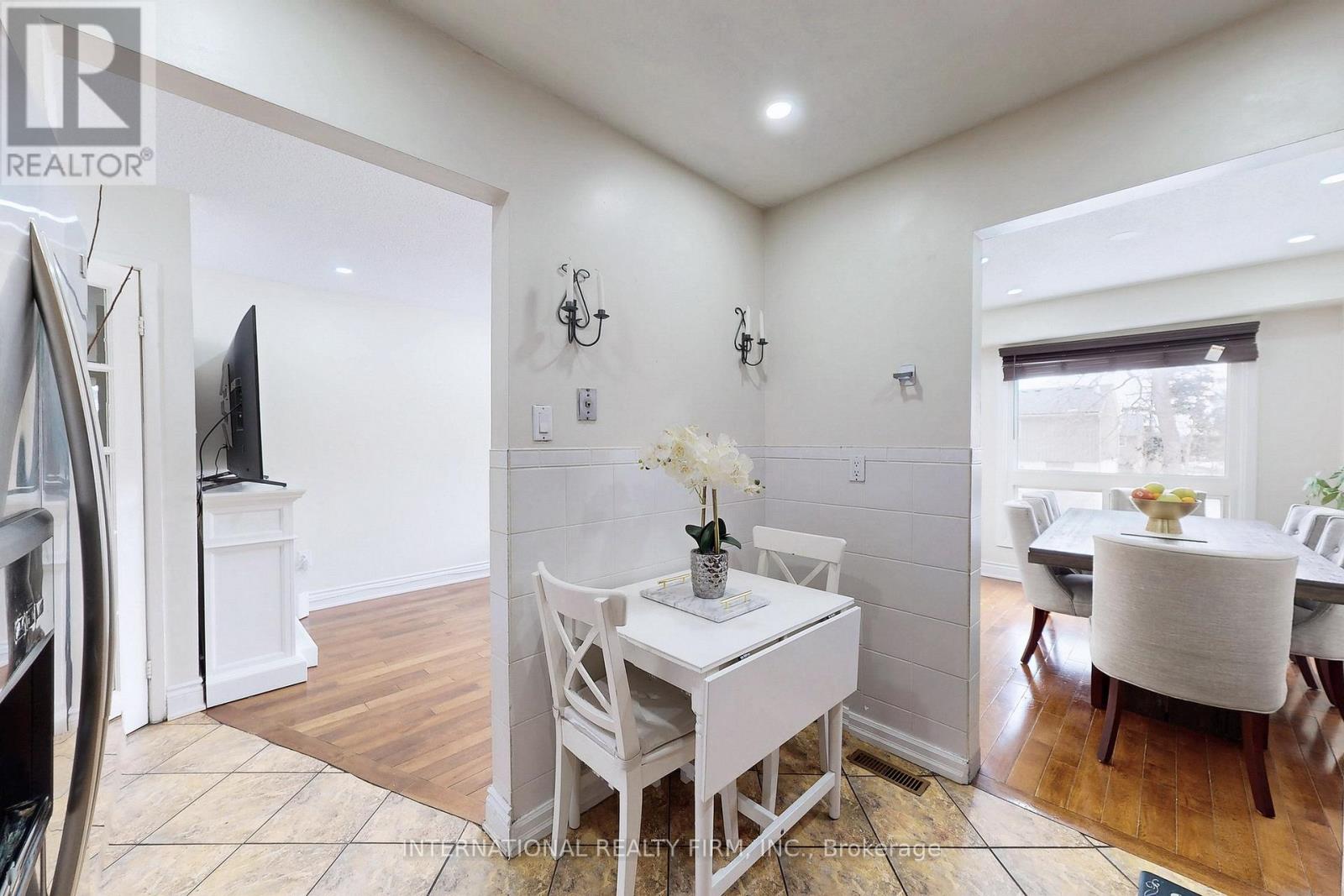 Photo 9 of 62 60 Hanson Road, Mississauga ON