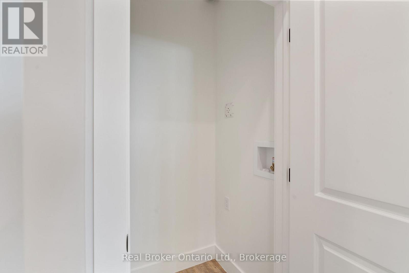 Photo 8 of 71 Balfour Street, Brantford ON