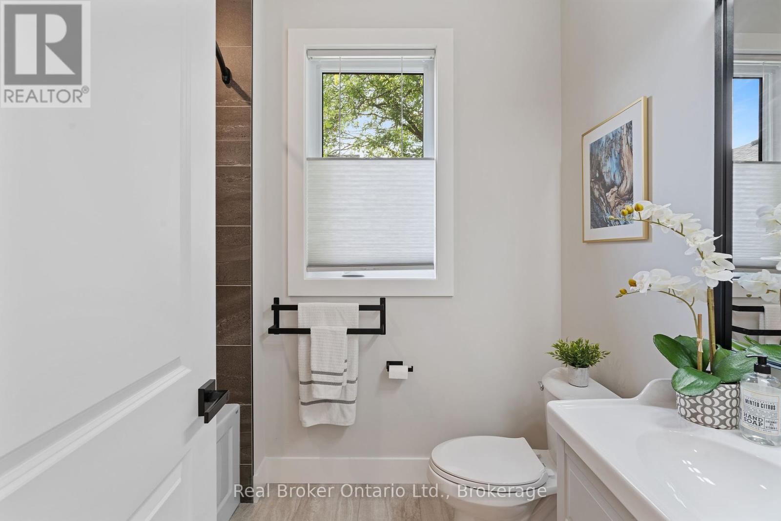 Photo 5 of 71 Balfour Street, Brantford ON