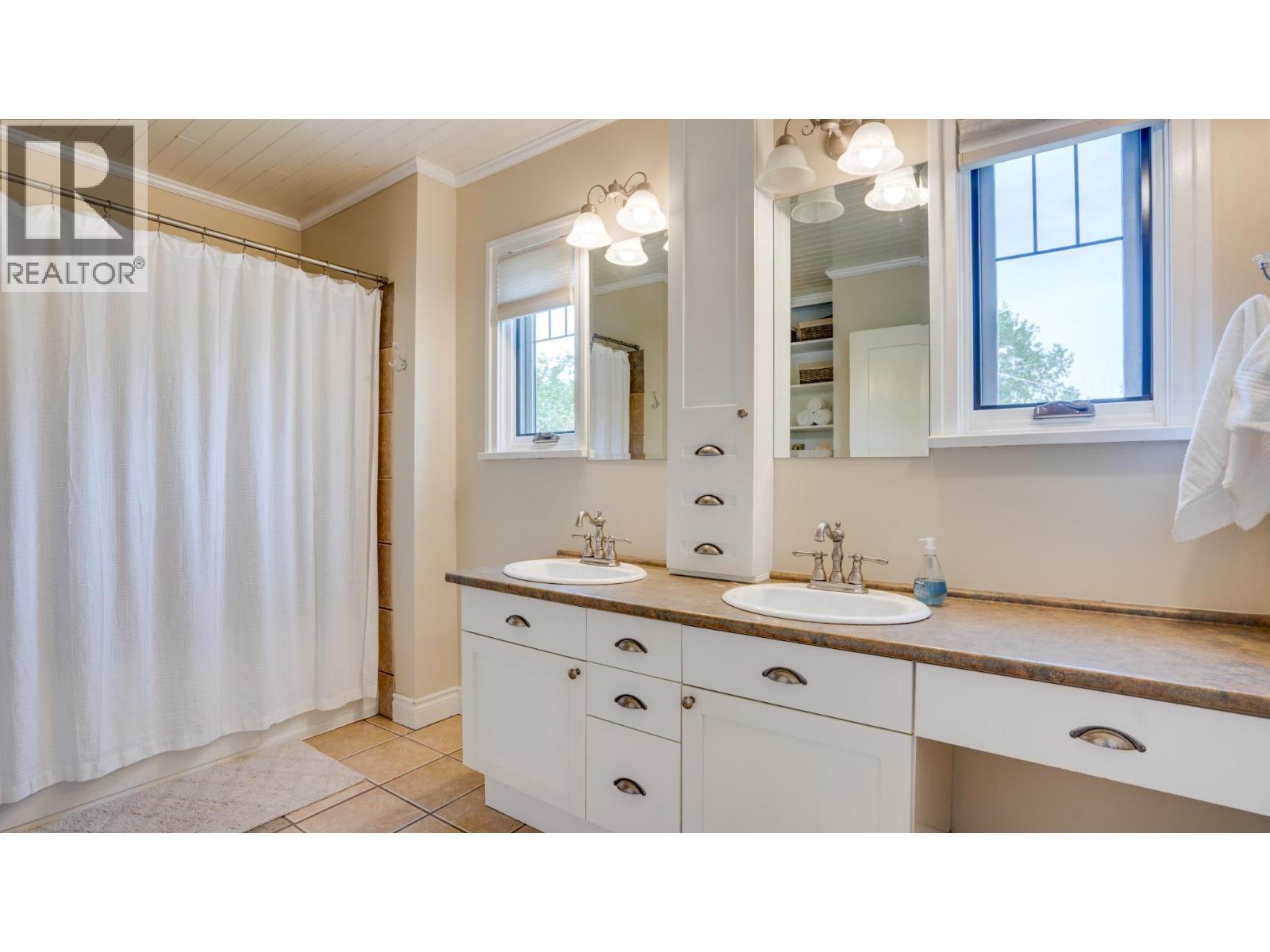 Photo 5 of 2302 23 Avenue, Vernon BC