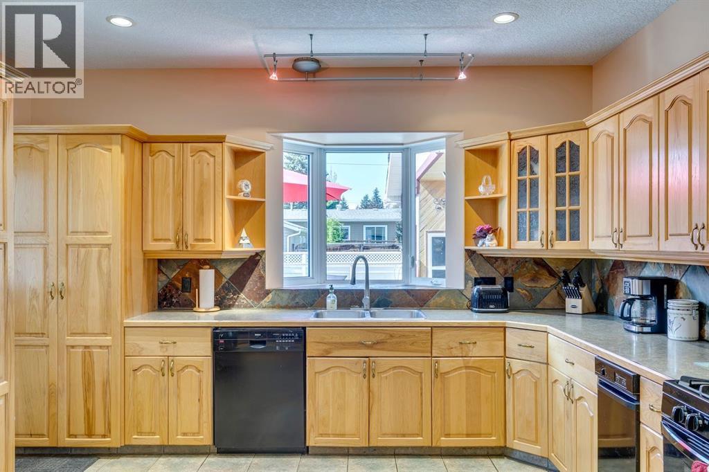 Single Family House 4 Level for Sale in  Sackville Drive SW Southwood Calgary 
