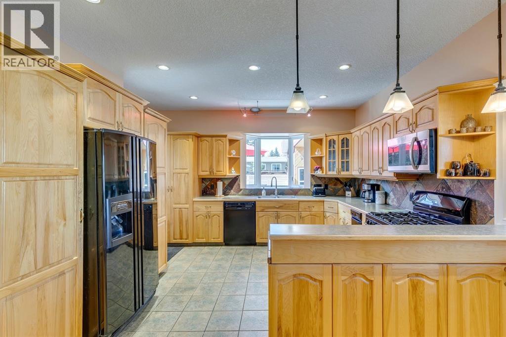Single Family House 4 Level for Sale in  Sackville Drive SW Southwood Calgary 