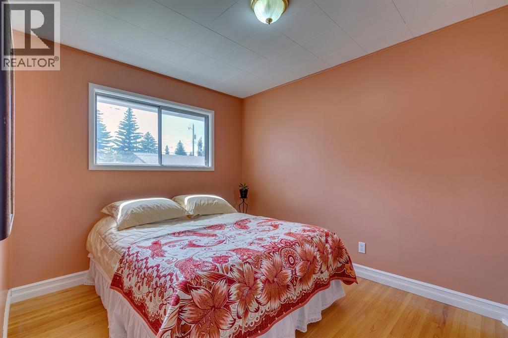 Single Family House 4 Level for Sale in  Sackville Drive SW Southwood Calgary 