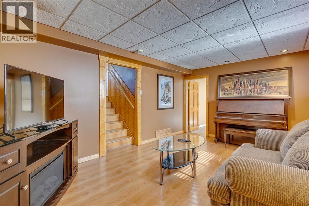 Single Family House 4 Level for Sale in  Sackville Drive SW Southwood Calgary 