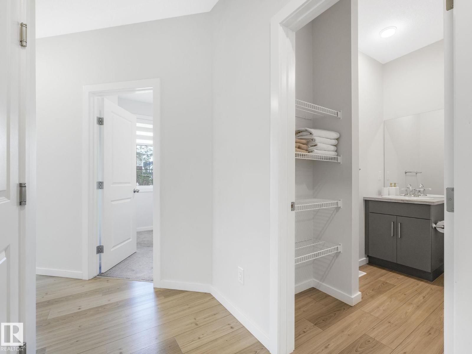 Photo 10 of 22671 81 Av Nw Nw, Edmonton AB