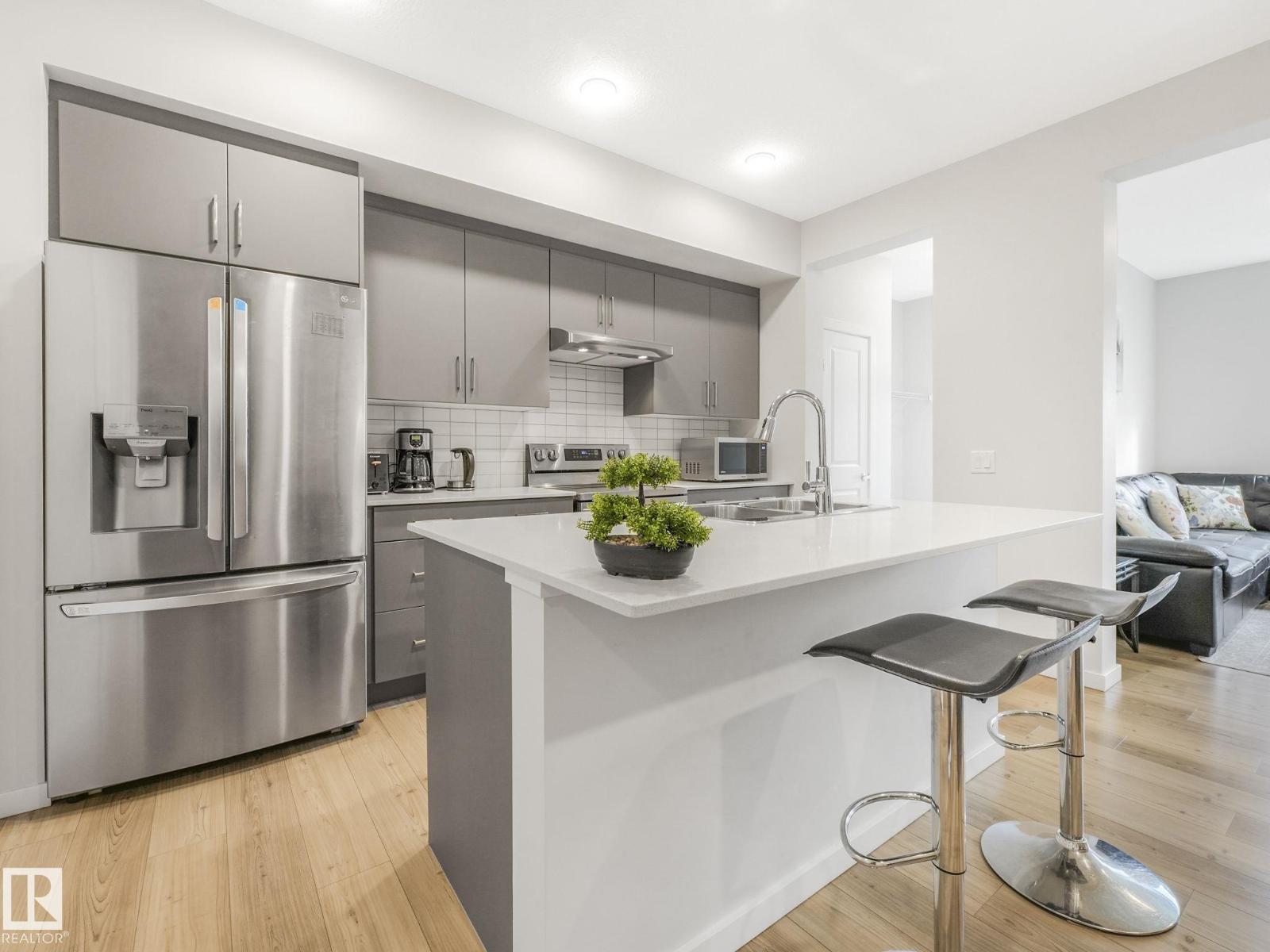 Photo 12 of 22671 81 Av Nw Nw, Edmonton AB