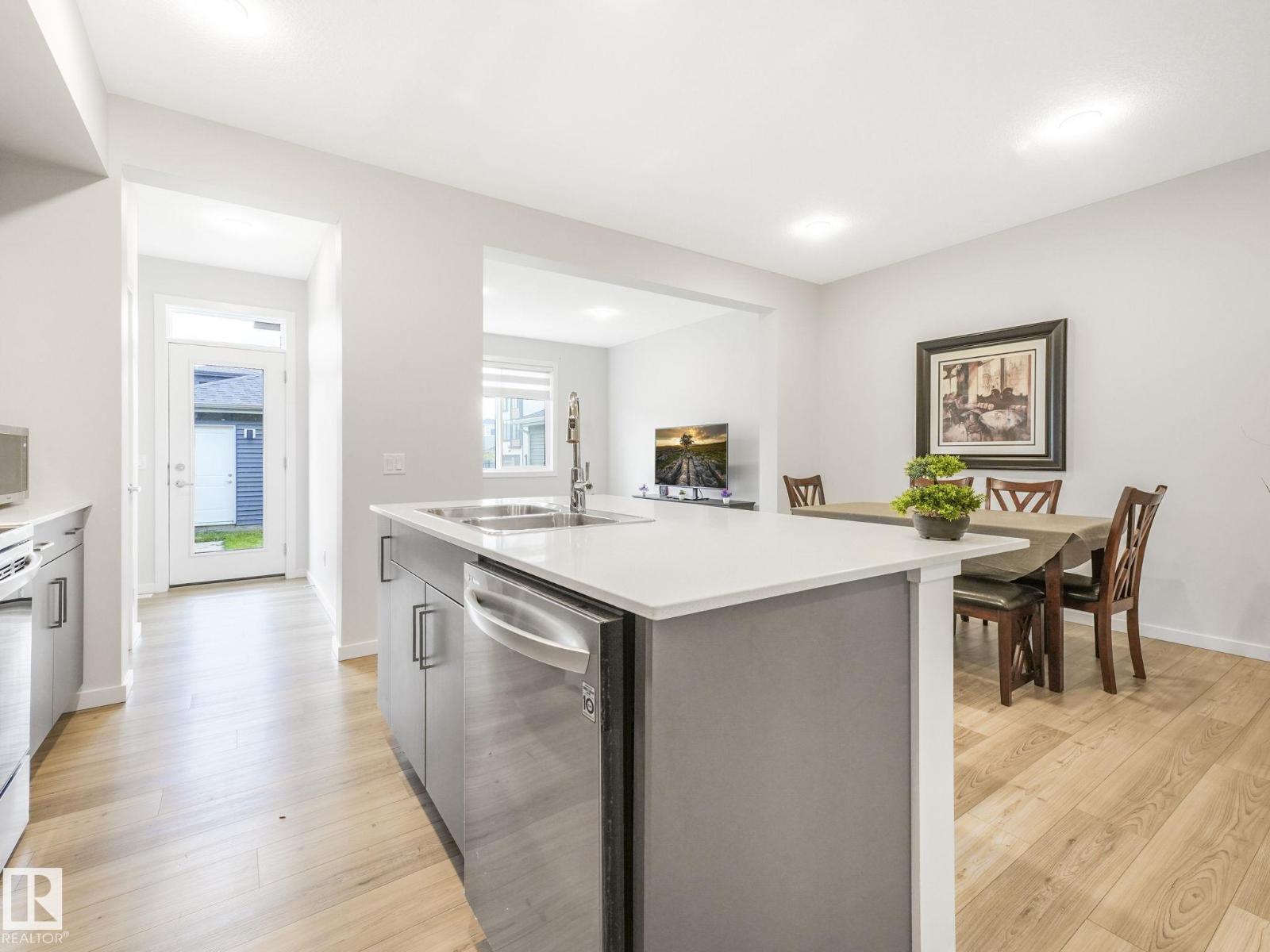 Photo 13 of 22671 81 Av Nw Nw, Edmonton AB