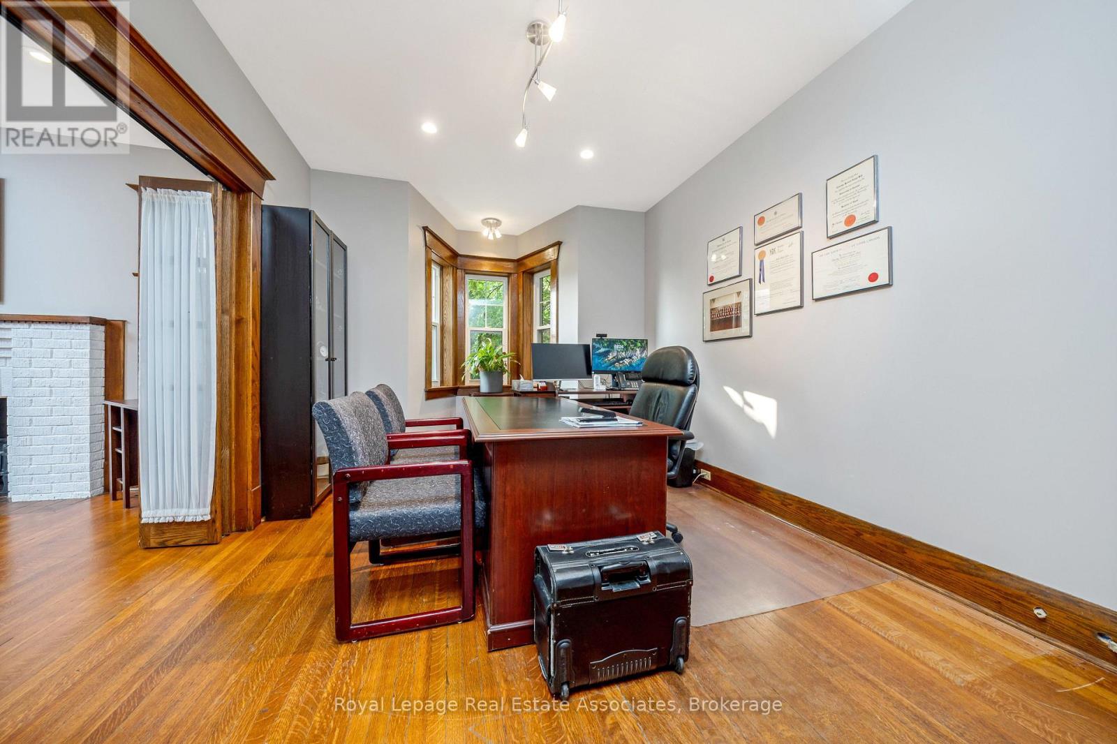 Photo 2 of 142 Martin Street, Milton ON