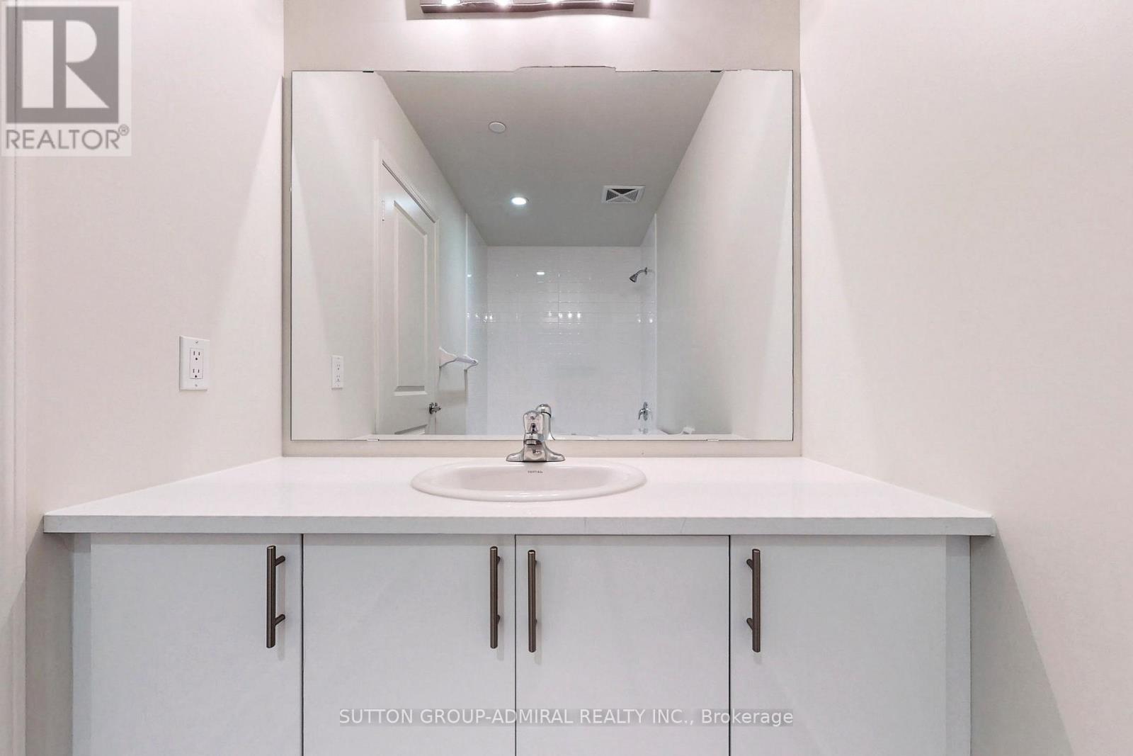 Photo 5 of 221 39 Annie Craig Drive, Toronto ON
