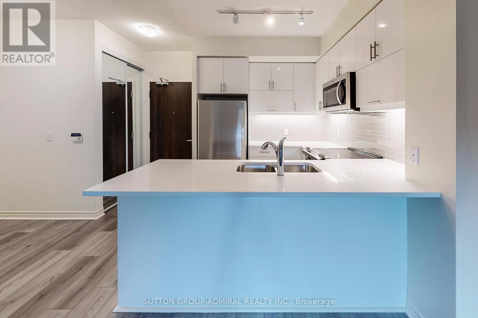 Photo 4 of 221 39 Annie Craig Drive, Toronto ON