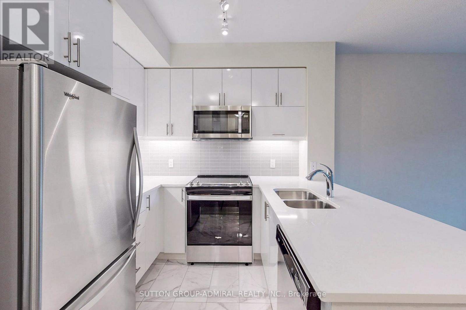 Photo 16 of 221 39 Annie Craig Drive, Toronto ON