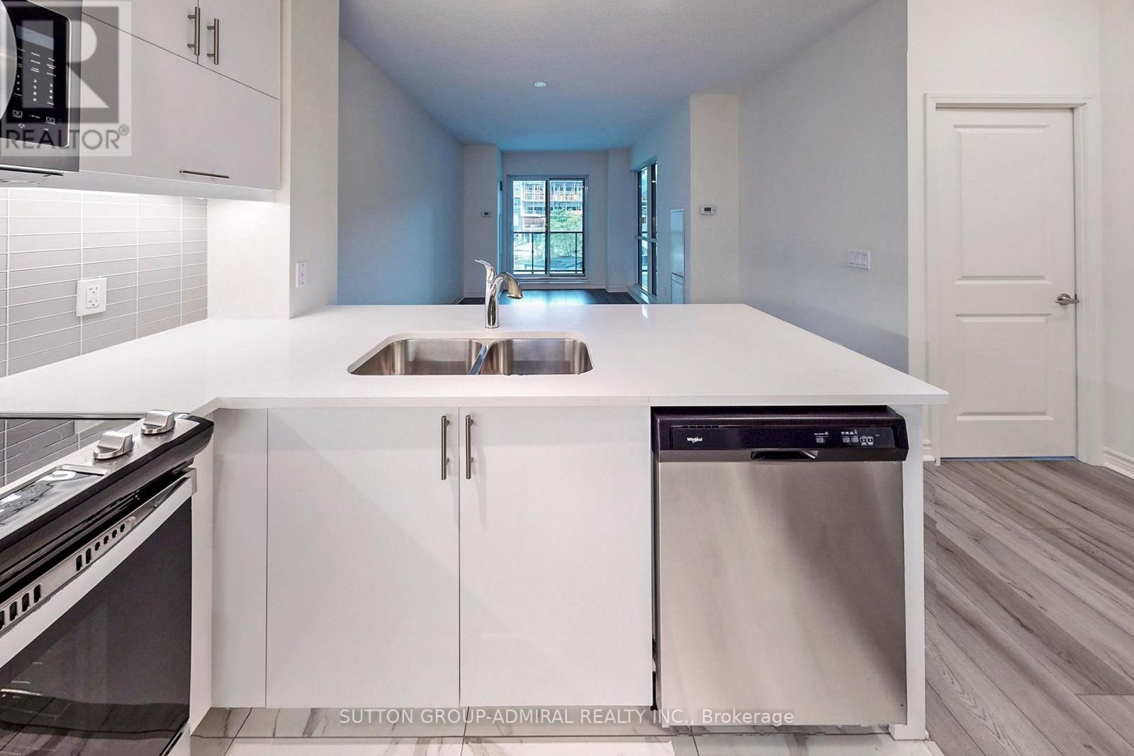 Photo 6 of 221 39 Annie Craig Drive, Toronto ON