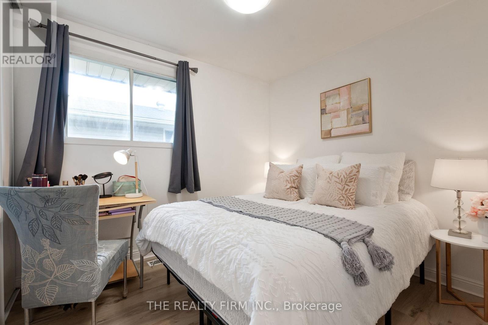 Photo 10 of 10 Stroud Crescent, London South ON