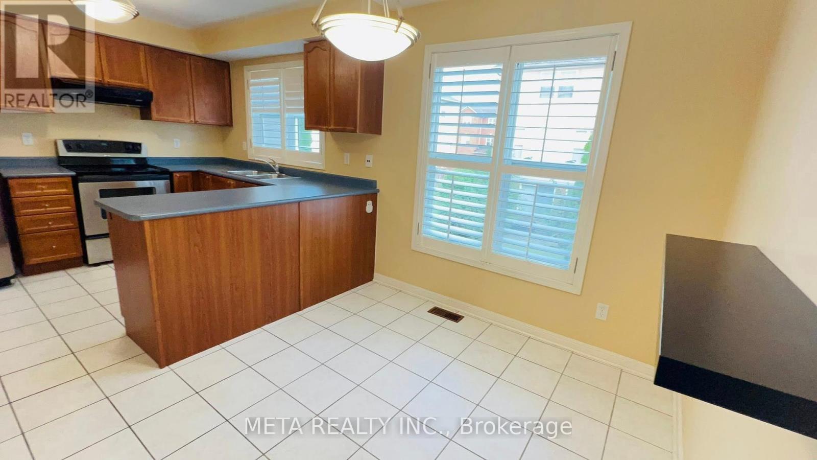 Photo 8 of 156 5980 Whitehorn Avenue, Mississauga ON