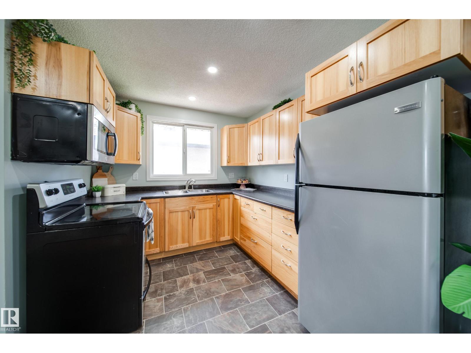 Photo 11 of 13004 Fort Rd Nw, Edmonton AB