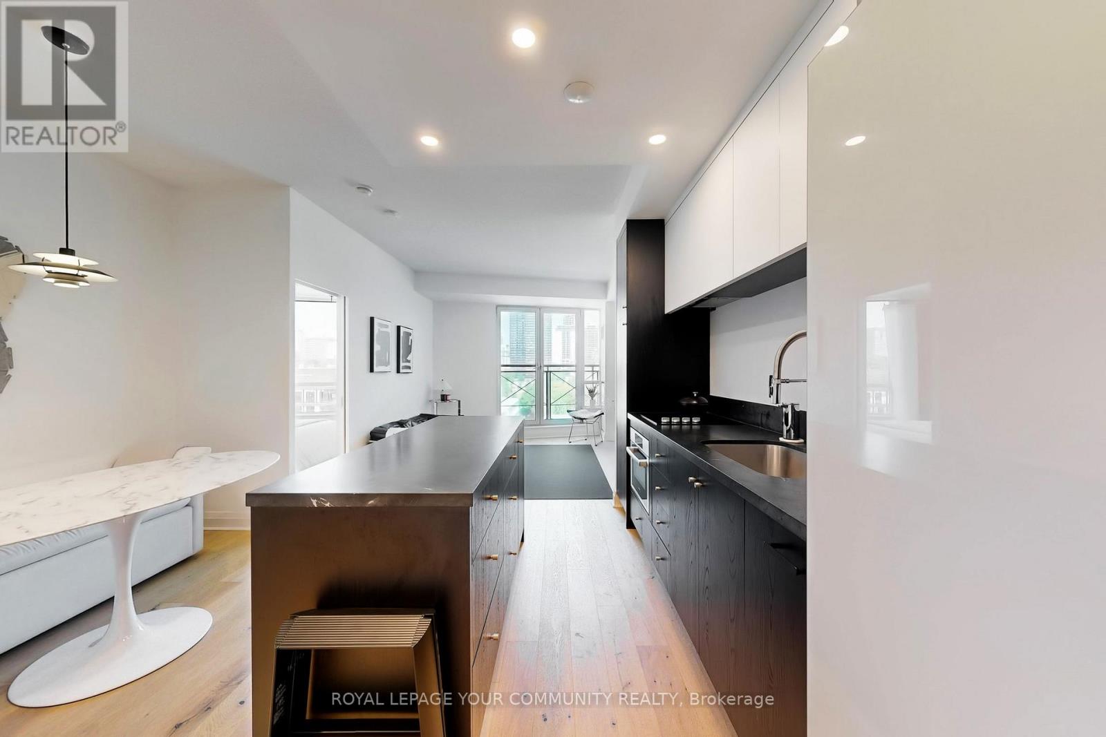 Photo 7 of 905 20 Scrivener Square, Toronto ON