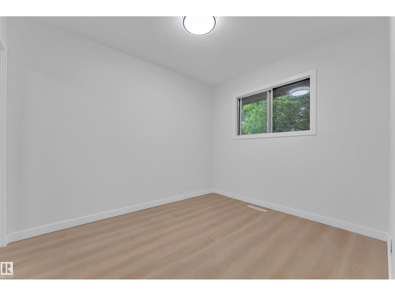 Photo 9 of 15965 110 B Av Nw, Edmonton AB