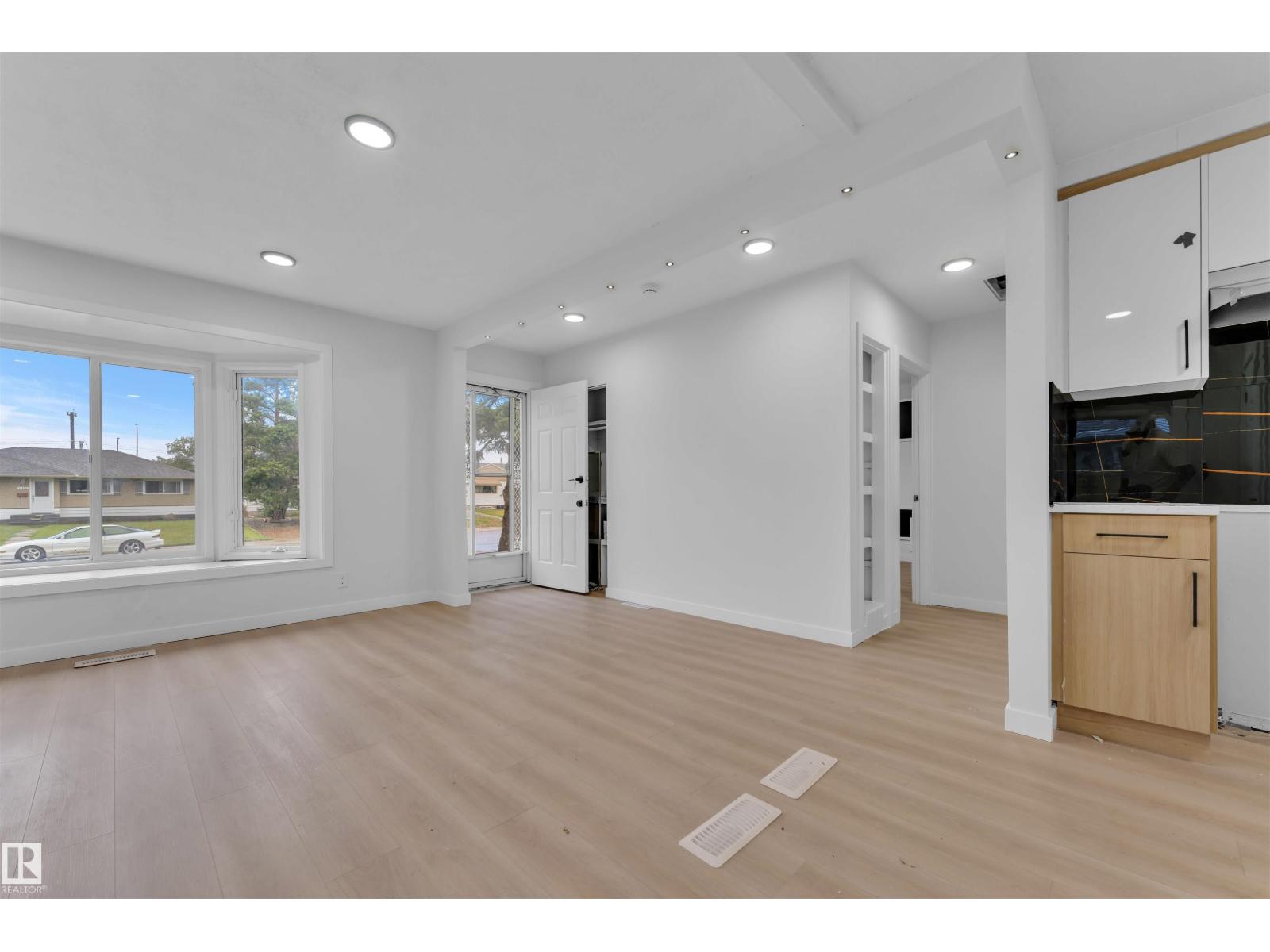 Photo 3 of 15965 110 B Av Nw, Edmonton AB