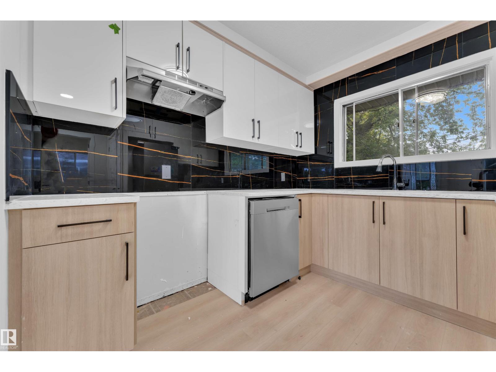 Photo 5 of 15965 110 B Av Nw, Edmonton AB